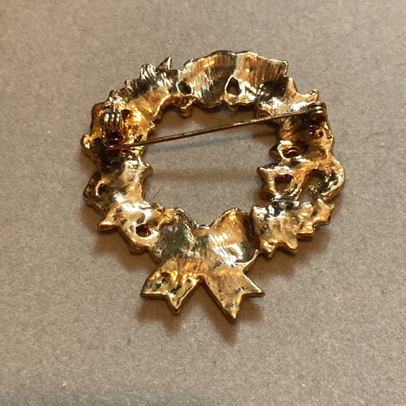 Vintage Enameled Holiday Wreath Pin - Christmas Wreath Brooch - Picture 2 of 3